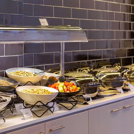 Travelodge Hotel Sydney Airport Exterior foto Breakfast buffet at a hotel