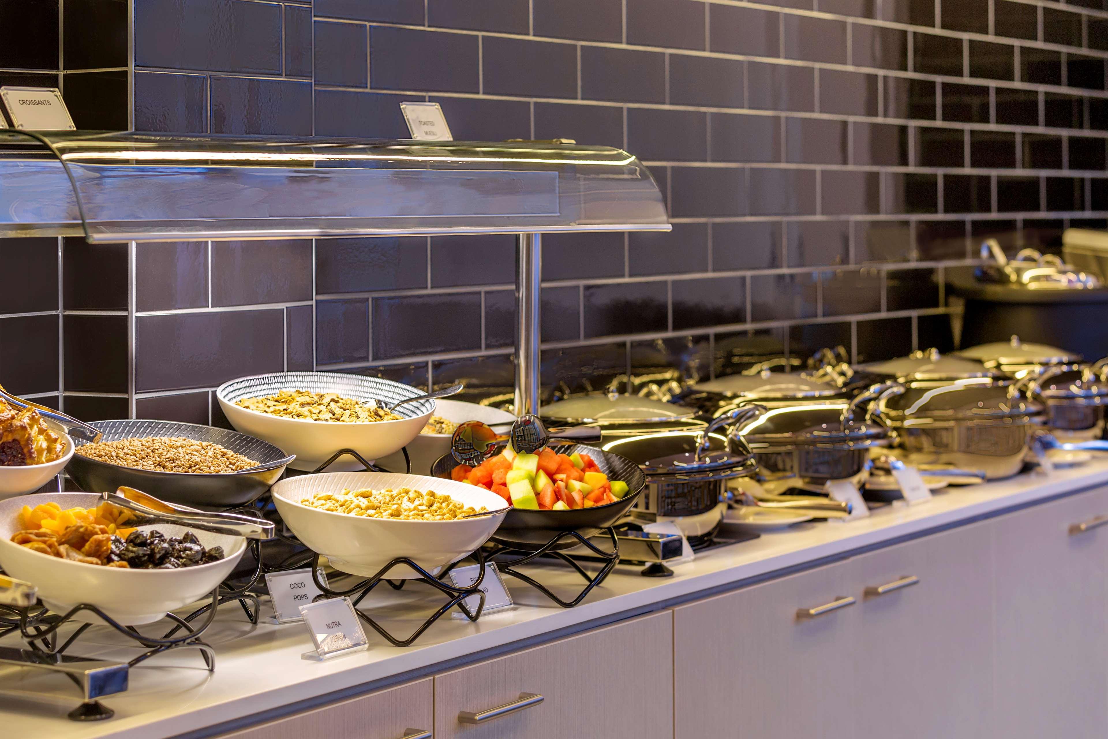 Travelodge Hotel Sydney Airport Exterior foto Breakfast buffet at a hotel