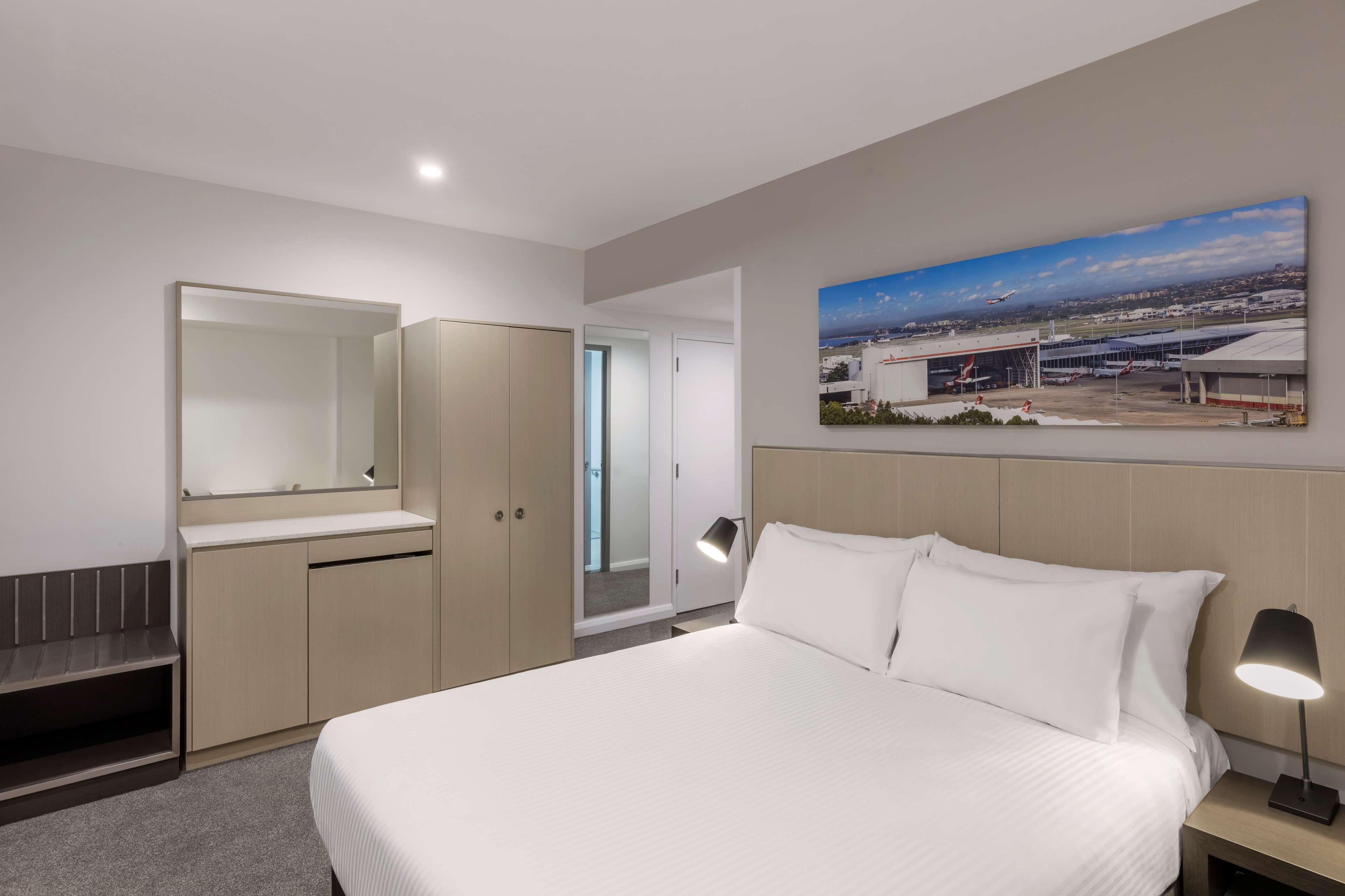 Travelodge Hotel Sydney Airport Exterior foto A room at the airport
