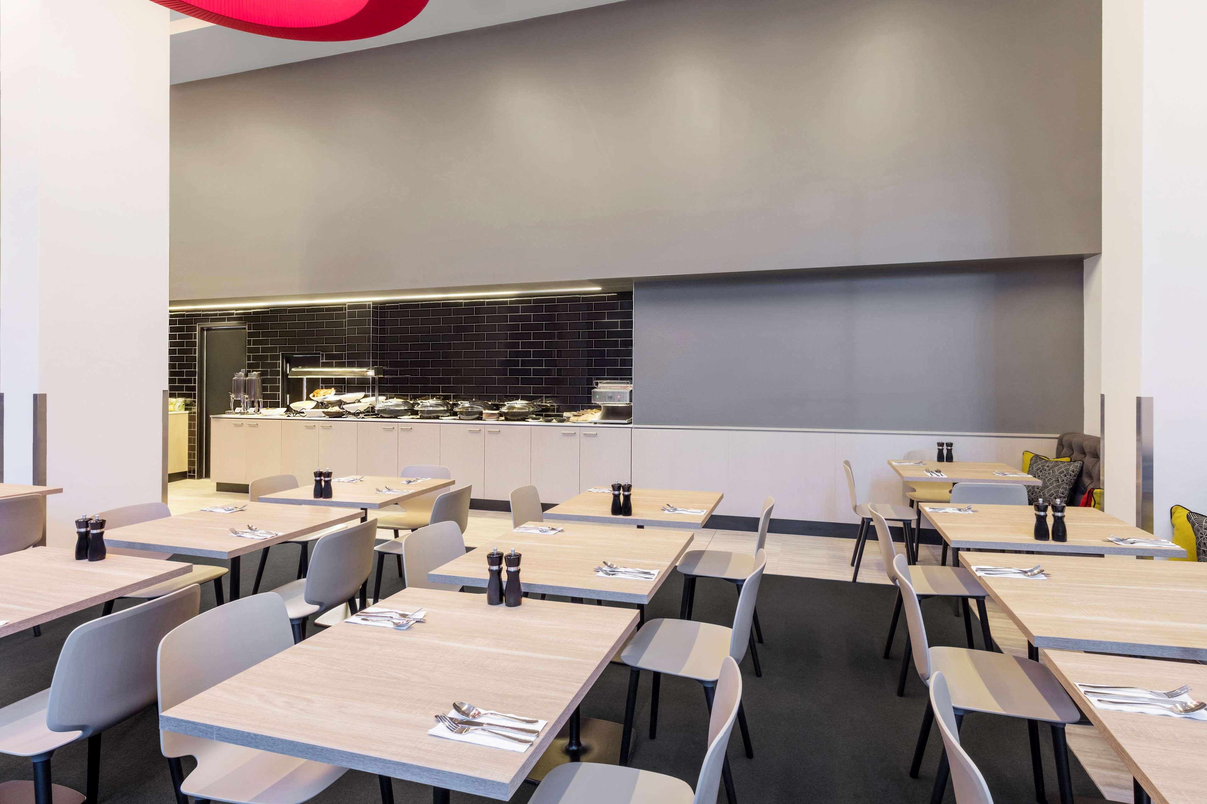 Travelodge Hotel Sydney Airport Exterior foto Breakfast buffet at a modern hotel