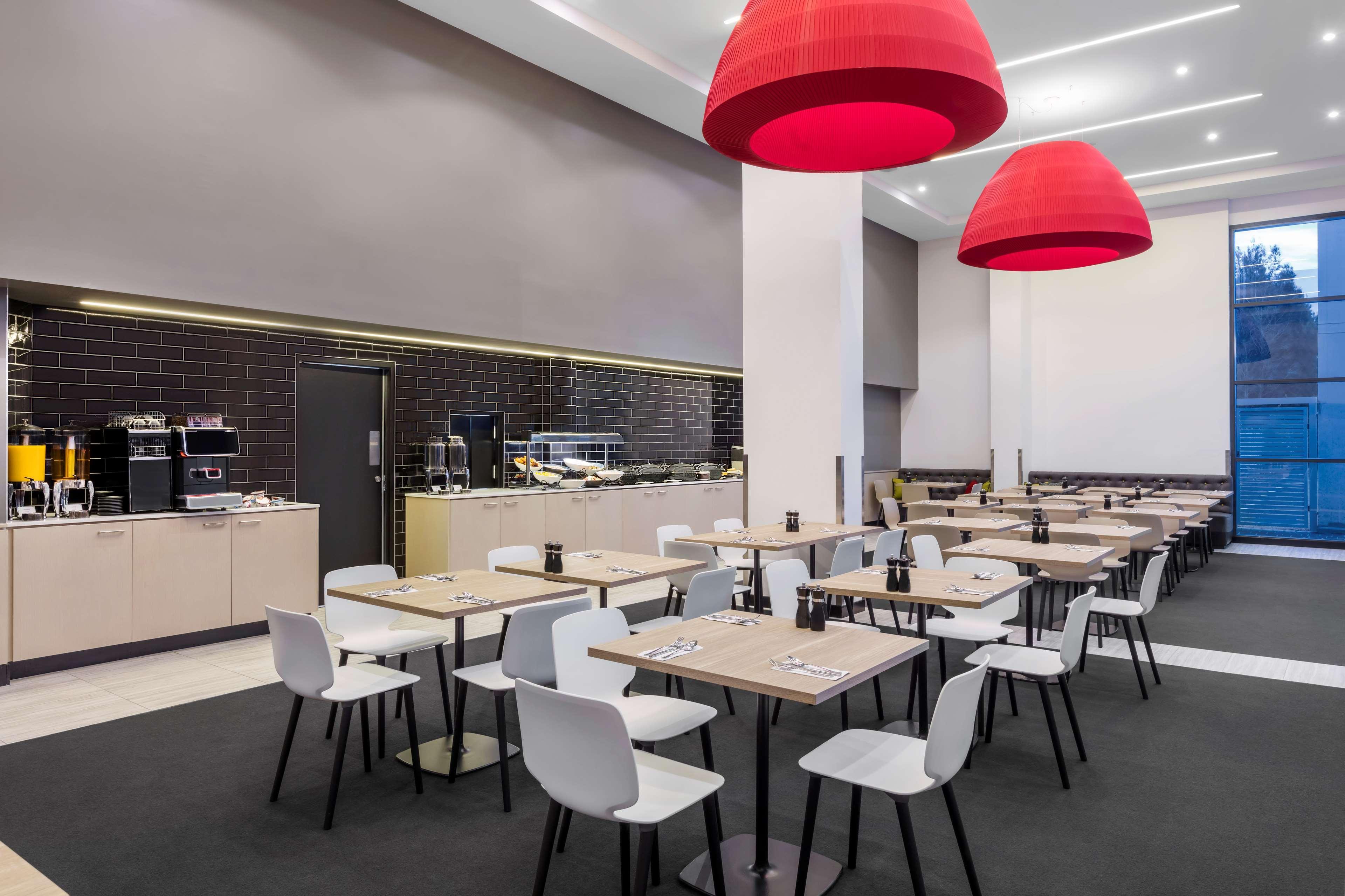 Travelodge Hotel Sydney Airport Exterior foto Breakfast buffet at the hotel
