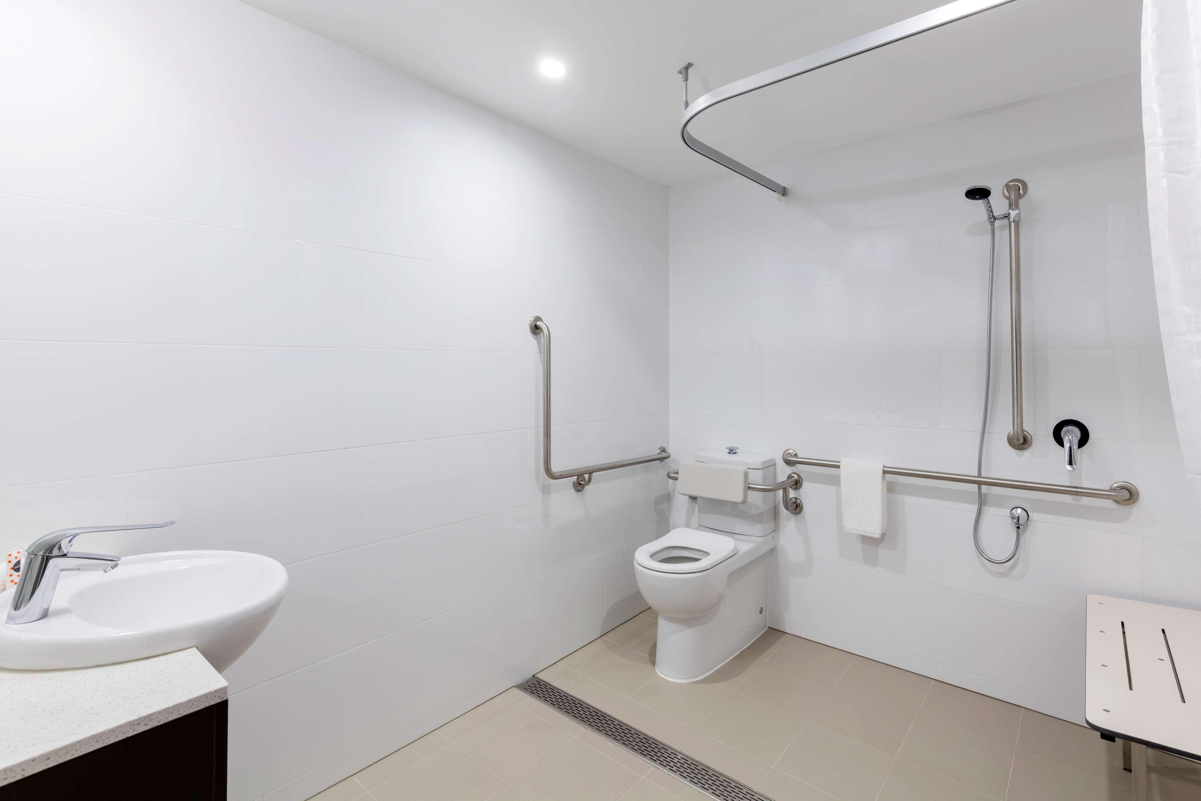 Travelodge Hotel Sydney Airport Exterior foto A bathroom with a shower and toilet