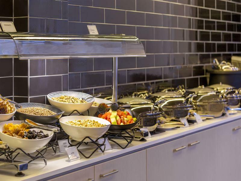 Travelodge Hotel Sydney Airport Exterior foto Breakfast buffet at a hotel